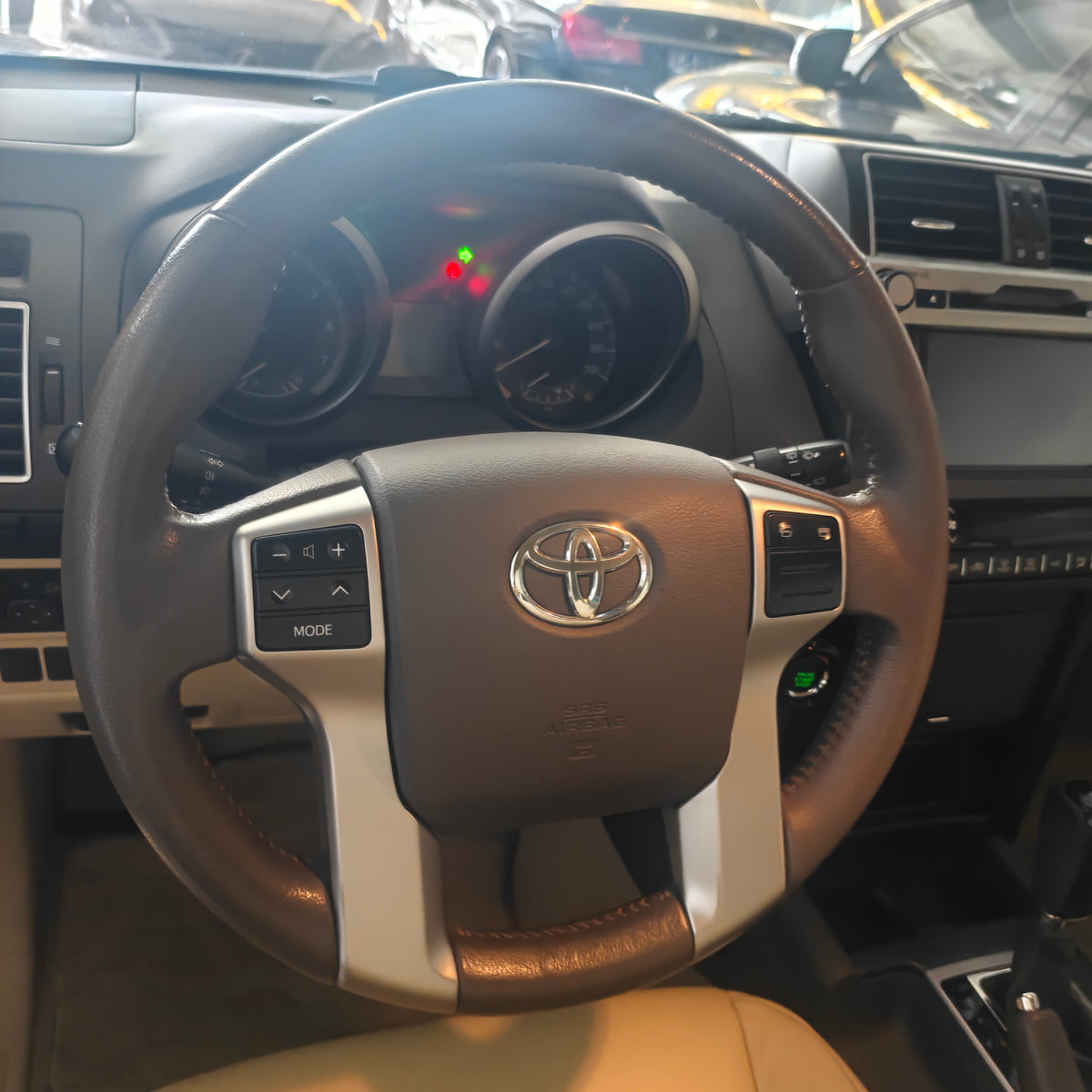10.25-inchTriple-screen Android Car DVD Playerand Multimedia Radio for Toyota Land Cruiser Prado J150 (2014–2017)