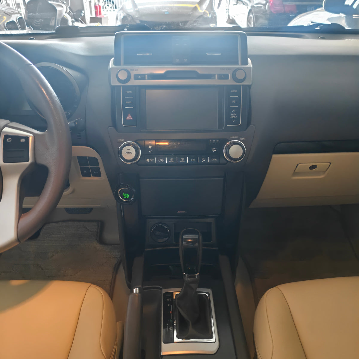 10.25-inchTriple-screen Android Car DVD Playerand Multimedia Radio for Toyota Land Cruiser Prado J150 (2014–2017)